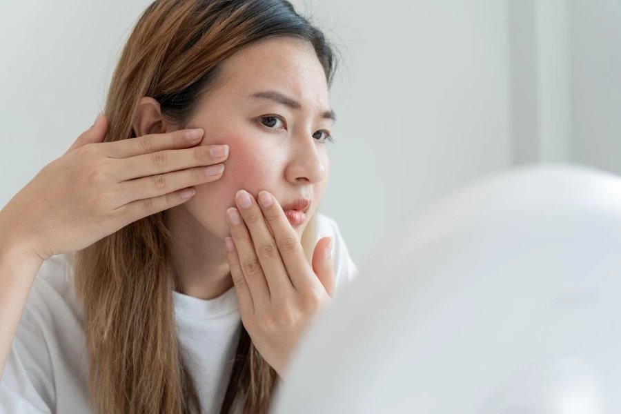 امرأة قلقة بشأن أمراض الوجه الجلدية
