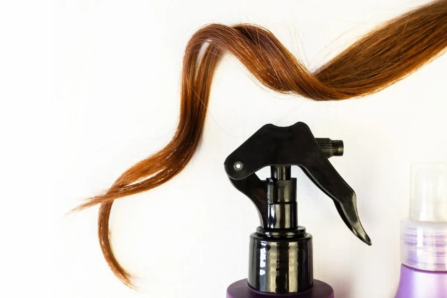 Maqueta de mechón de cabello y botella de champú.