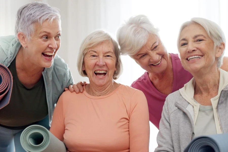 Yoga, Klasse und Gesicht älterer glücklicher Menschen