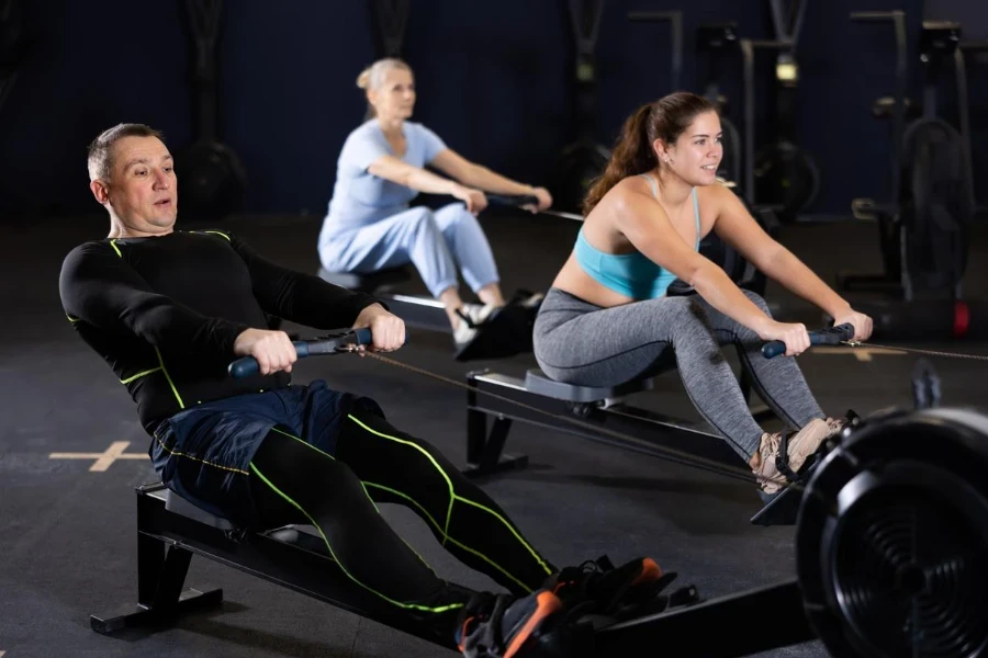 l'homme travaille sur le simulateur d'aviron