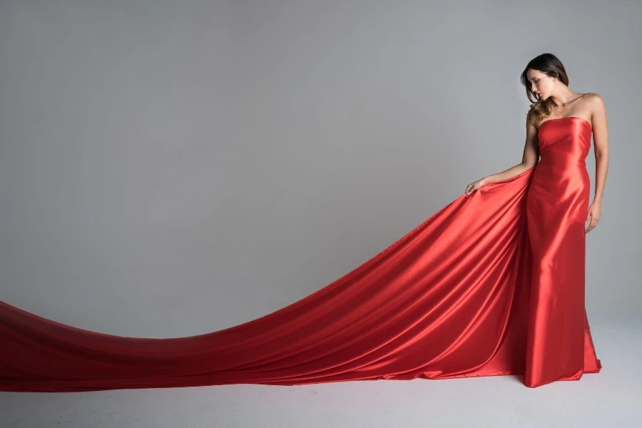 Modelo elegante em um vestido longo vermelho