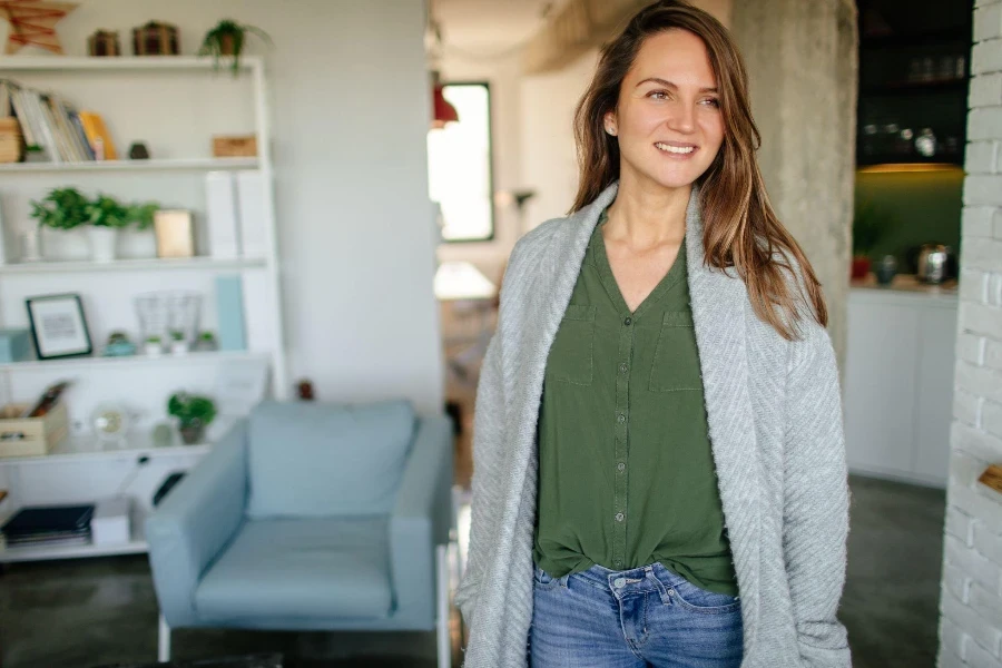 Foto de uma mulher jovem e solteira que gosta de sua casa aconchegante e de sua vida de solteira