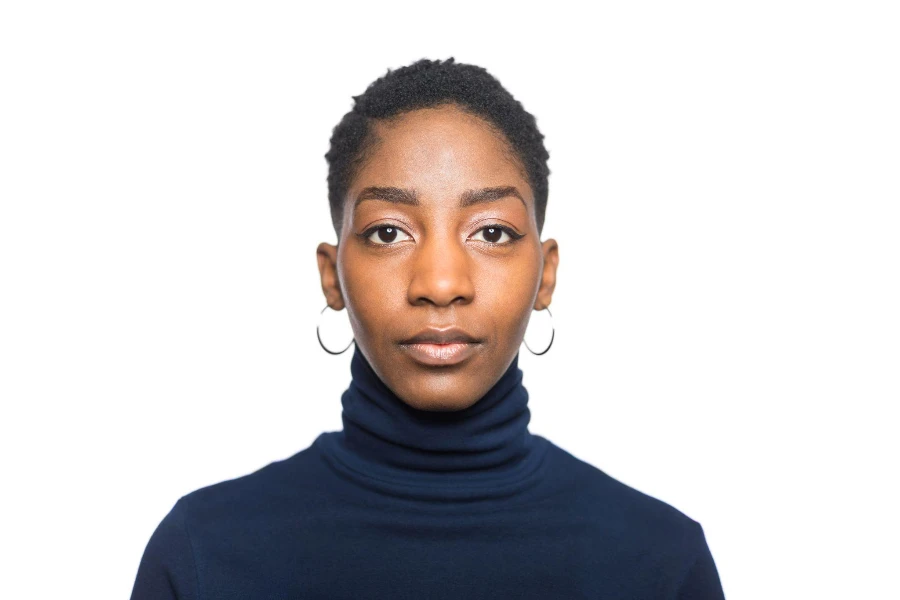 Porträt einer jungen Afro-Frau, die in die Kamera blickt