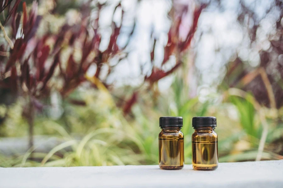 Fondo de naturaleza con botellas de aceite de árbol de té