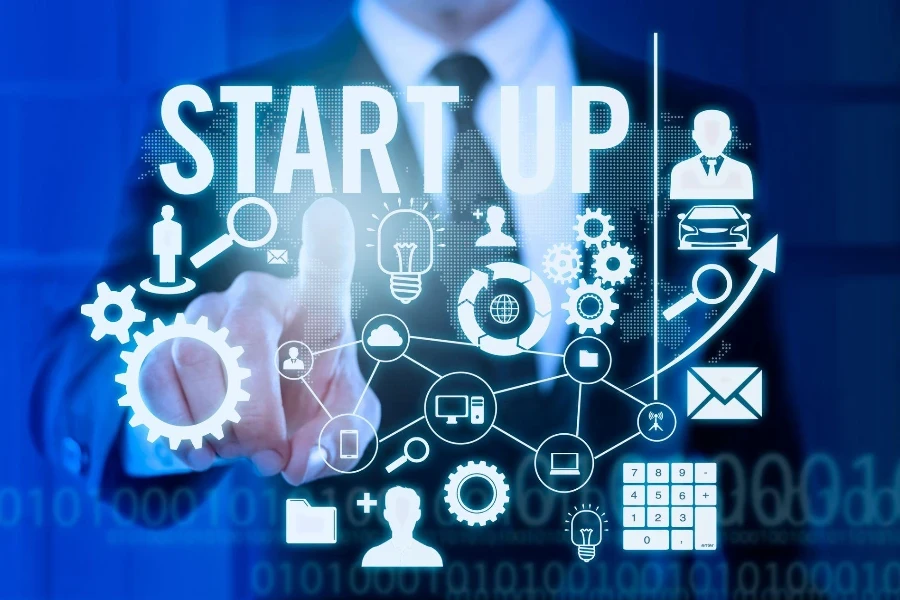 Pengusaha menyentuh layar sentuh dengan angka keuangan mengutip "Start up"