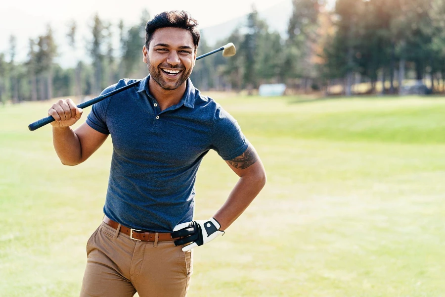 Jugador de golf de etnia india caminando por el campo
