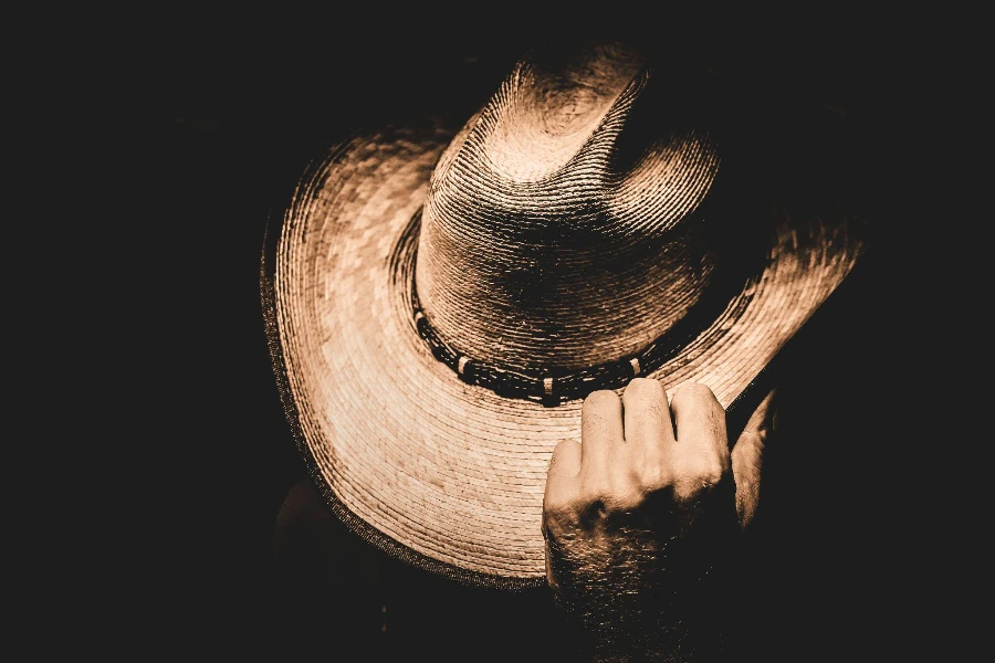 Inclinando el sombrero de vaquero