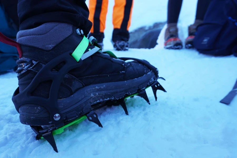 Stiefel mit Eisschuhen an den Füßen