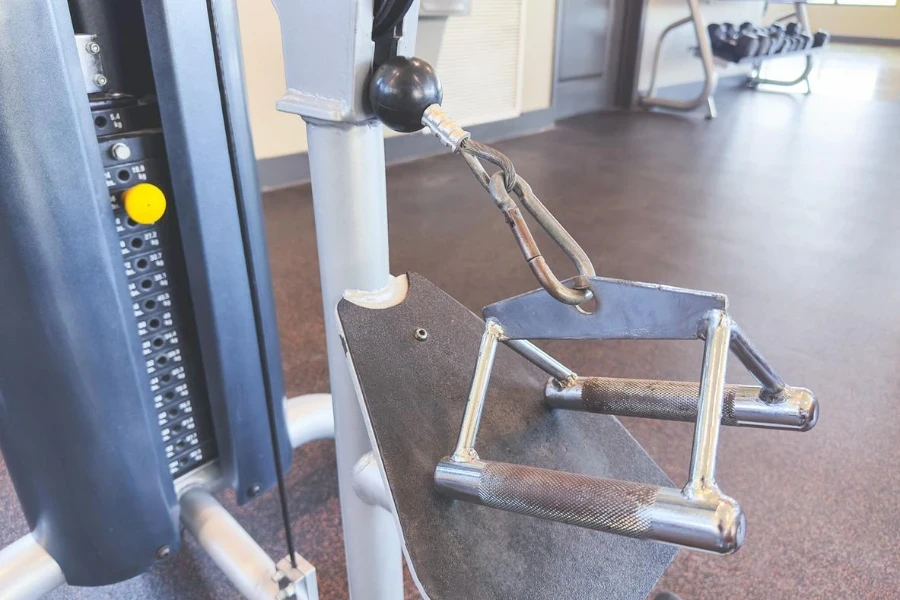 Una vista de una máquina de cable de fitness.