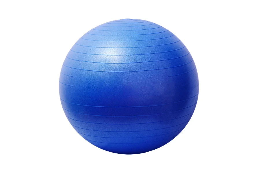 Primo piano di una palla fitness isolata su sfondo bianco
