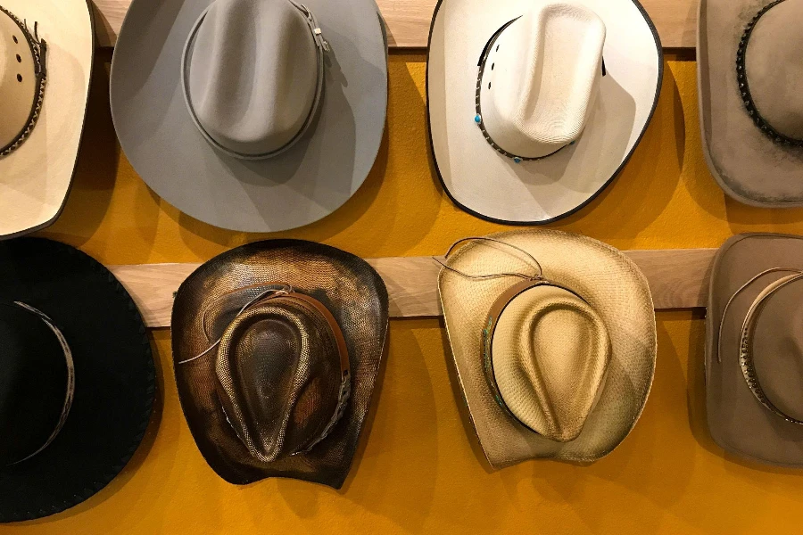 Chapéus de cowboy vintage pendurados