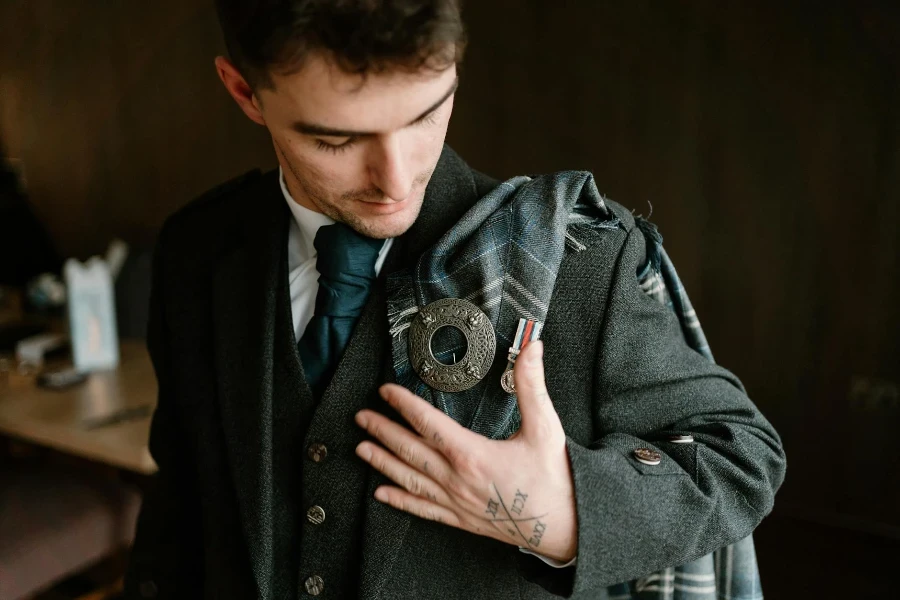 Pengantin Pria Melihat Pinnya di Tuxedo