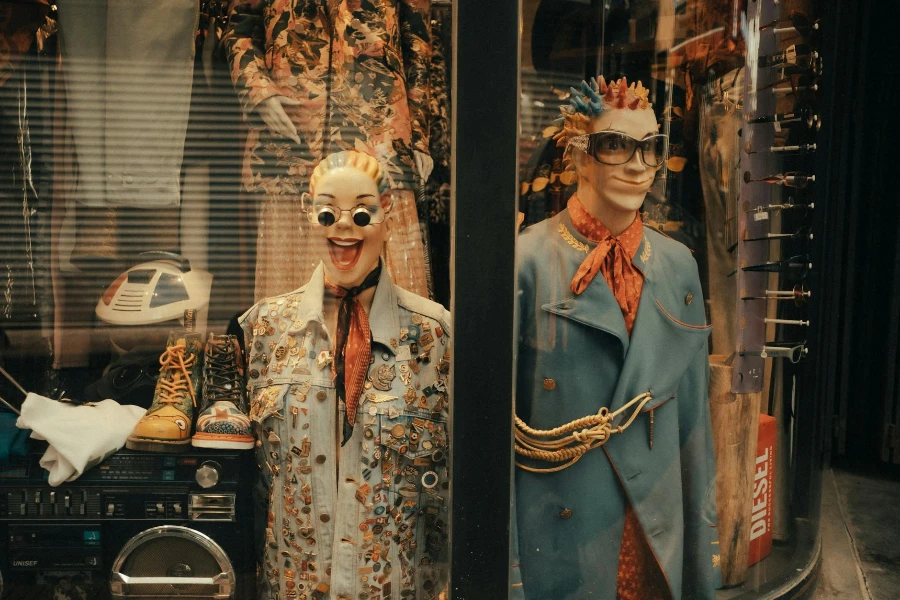 Un manichino uomo e donna dietro le pareti di vetro in un negozio