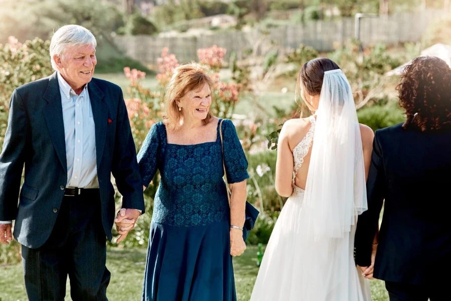Hochzeit, Familie und Eltern von Braut und Bräutigam teilen einen Moment der Glückwünsche