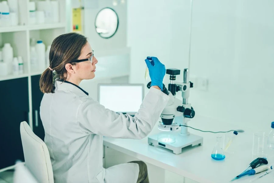 Foto de um cientista conduzindo pesquisas em um laboratório