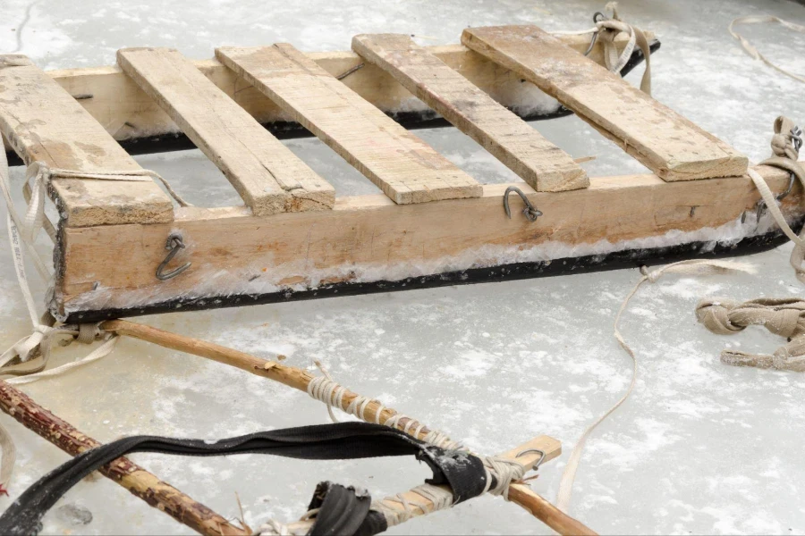 Un traîneau fait maison utilisé par les porteurs