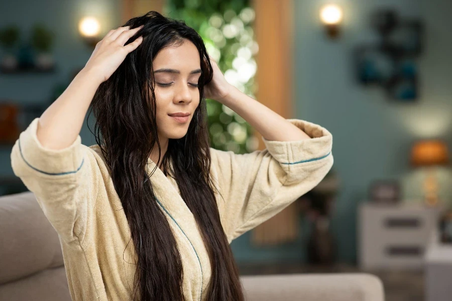 aplicando óleo de cabelo