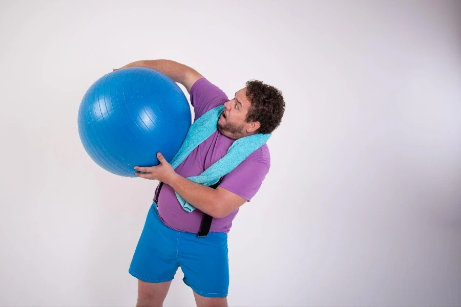 un gars avec une boule de vessie