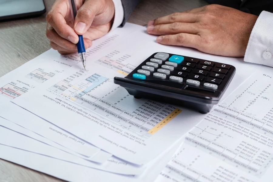 Image recadrée d'un homme d'affaires calculant sur une table