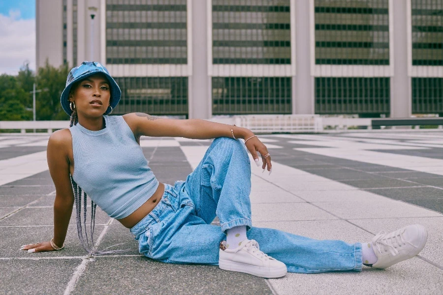 Photo d'une jeune femme branchée posant sur fond de ville