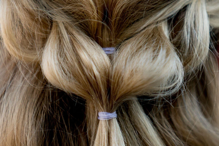 Nahaufnahme einer wunderschönen geflochtenen Frisur – Beauty-Konzepte