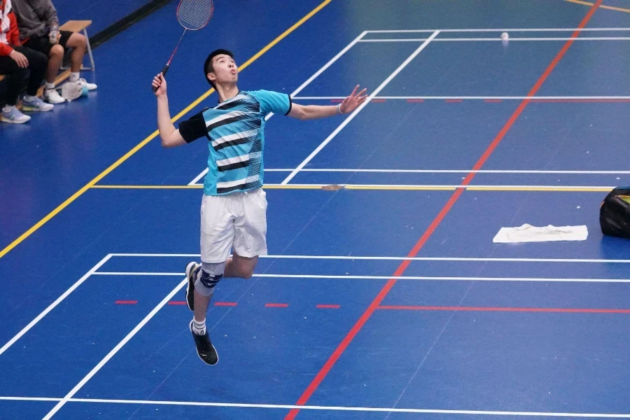 Un puissant joueur de badminton