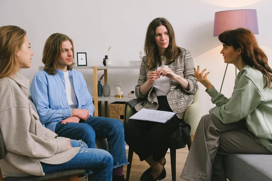Wanita mendiskusikan masalah selama terapi kelompok