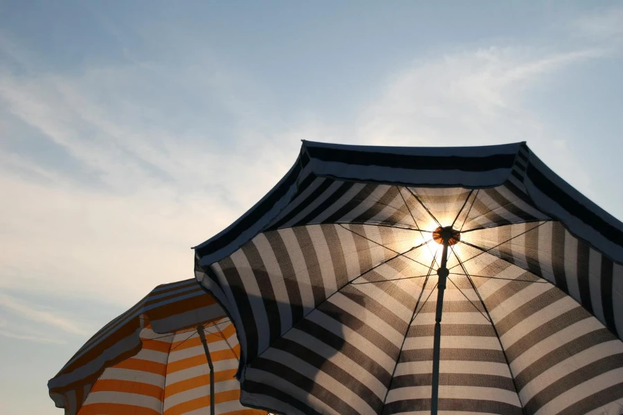 due ombrelloni contro la luce del sole e il cielo blu