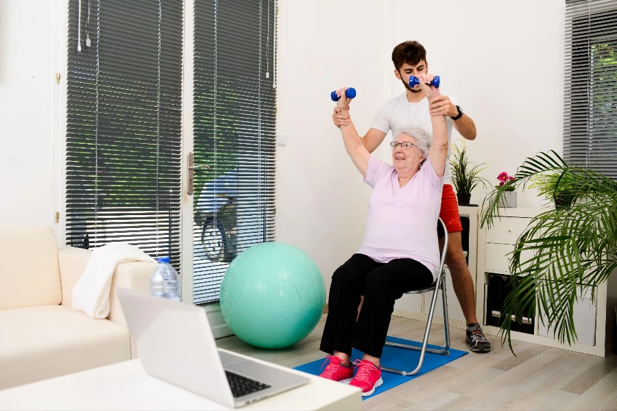 donna anziana senior con un personal trainer
