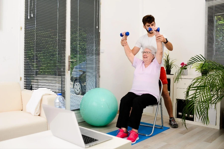 femme âgée senior avec un entraîneur personnel