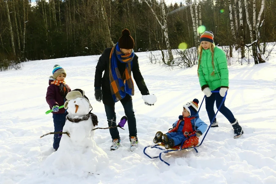 Vier Personen spielen auf Schnee