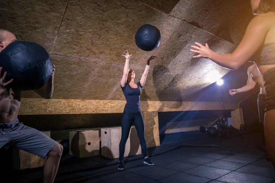 Gruppe von Menschen beim Blasenballtraining