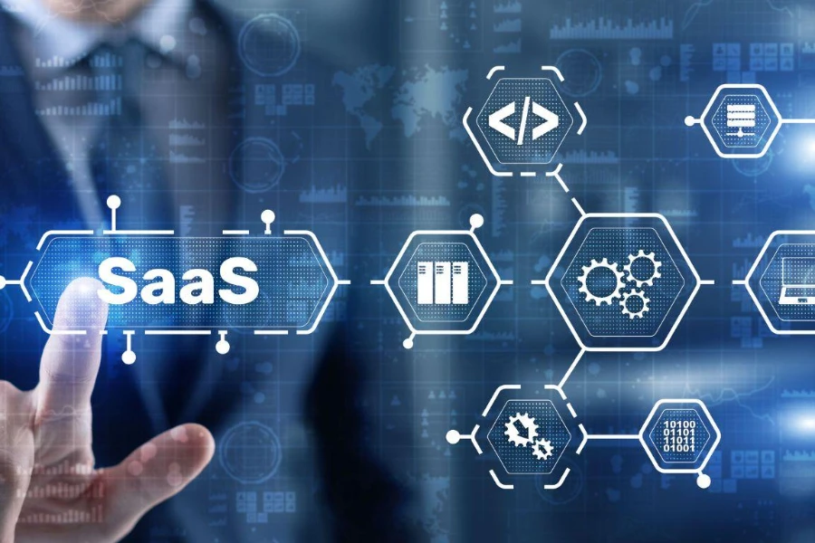 SaaS Software as a Service-Konzept mit Mannhand, die Text drückt.