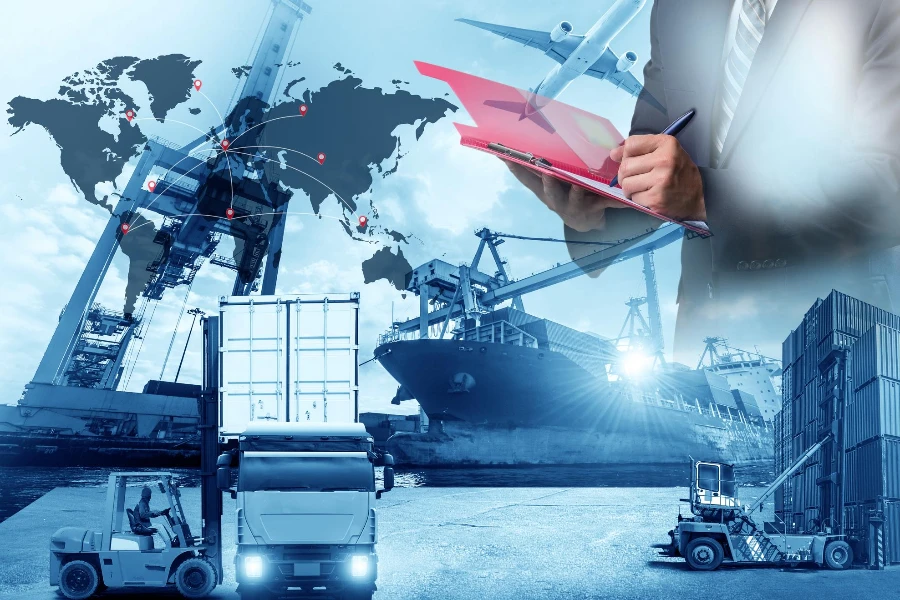 Concetto di tecnologia intelligente con partnership logistica globale Nave da carico con container industriale