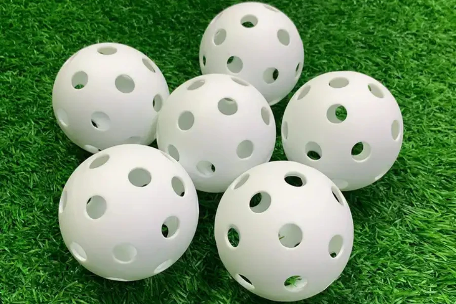 屋内および屋外の 26 穴 40 穴 USAPA 承認のピックルボール ボール