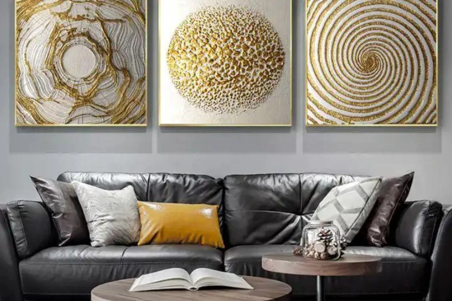 Wohnzimmer mit Gemälden mit geometrischen Mustern an der Wand