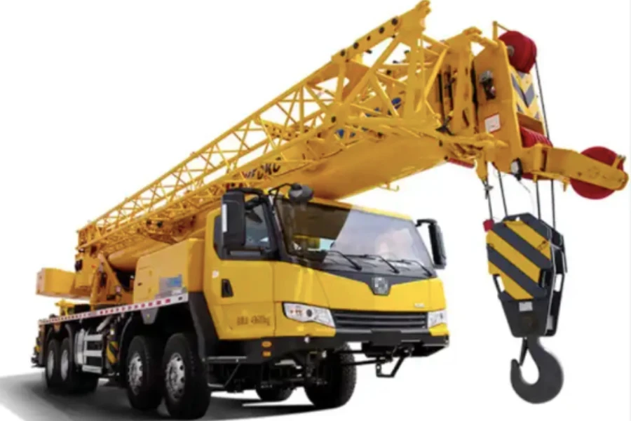 Camion-grue mobile avec flèche repliée