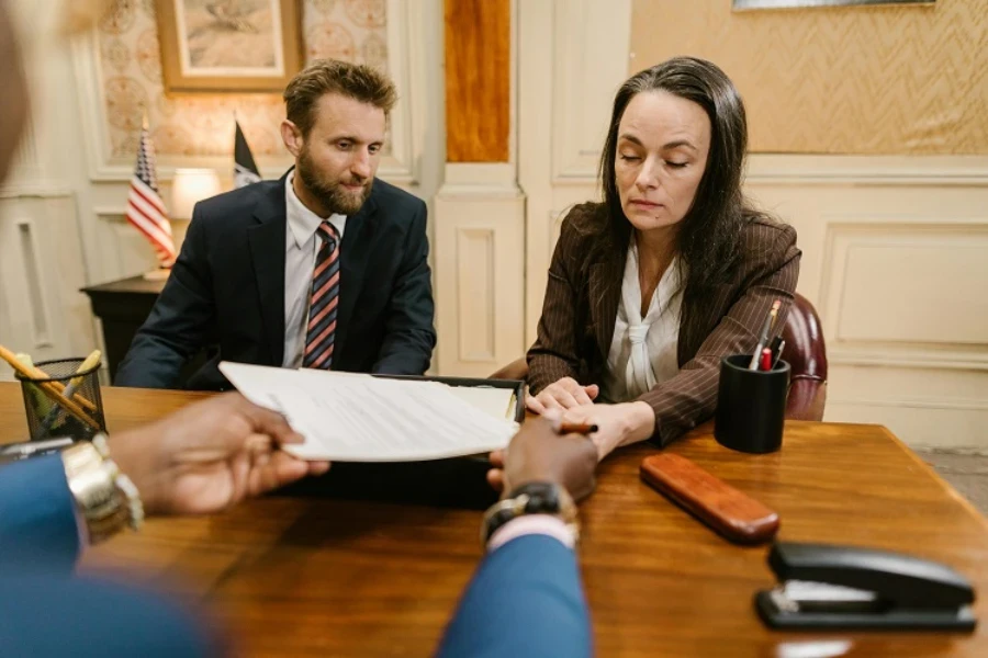 Des professionnels peaufinent les détails de leur contrat