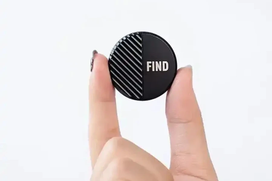 Real-time, GPS-tracking smart key finder