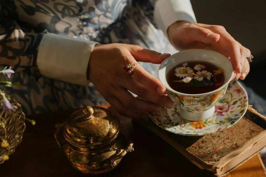 los accesorios del té