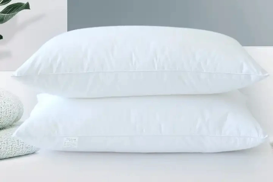 Dos rellenos de almohada de fibra hueca apilados uno sobre el otro