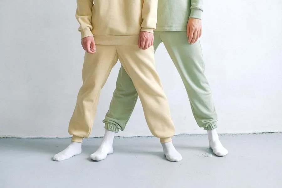 dua orang mengenakan pakaian olahraga terry Prancis berwarna krem ​​​​dan hijau muda