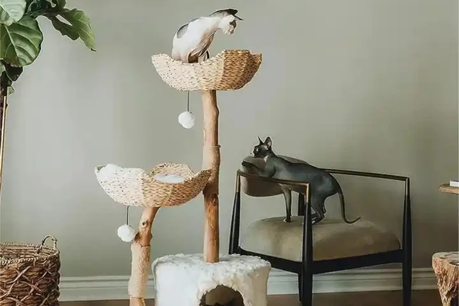 Árbol para gatos de dos niveles con área para rascar y áreas para dormir