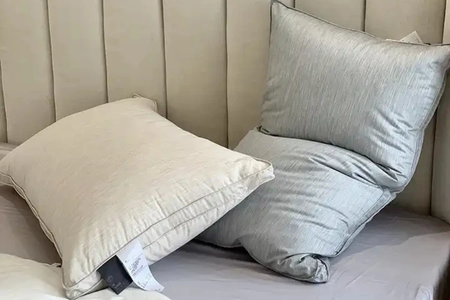 Dua bagian dalam bantal isian wol dipajang di tempat tidur