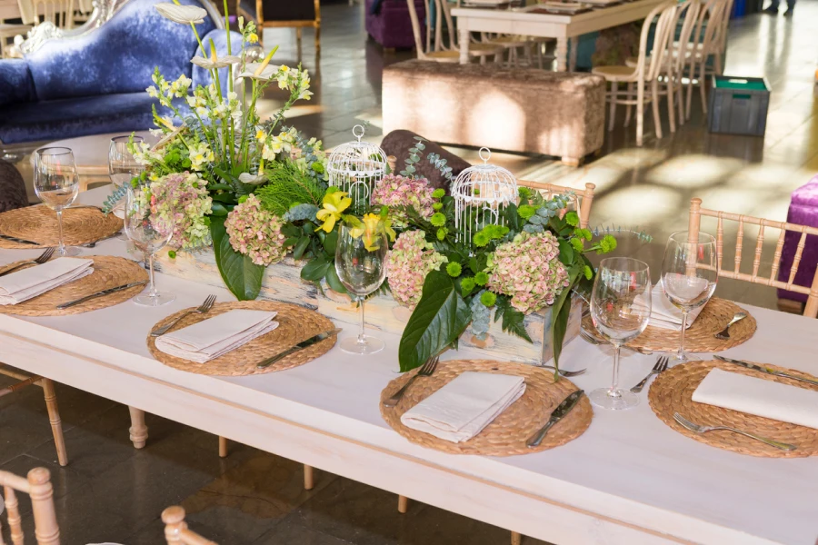 bac à fleurs en bois et décorations de table écologiques