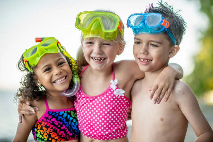 Трое детей с разными масками для подводного плавания на головах