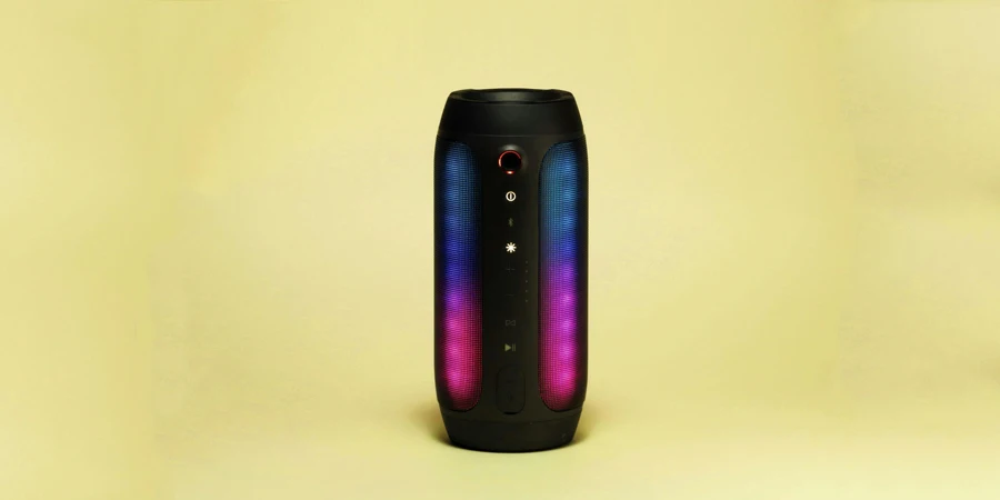 Um alto-falante preto com luzes coloridas