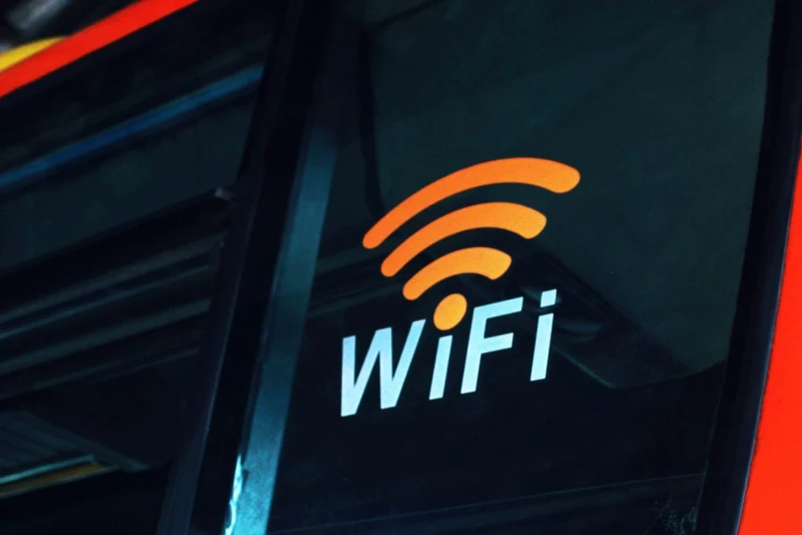 Uma janela de ônibus exibindo um sinal de WiFi