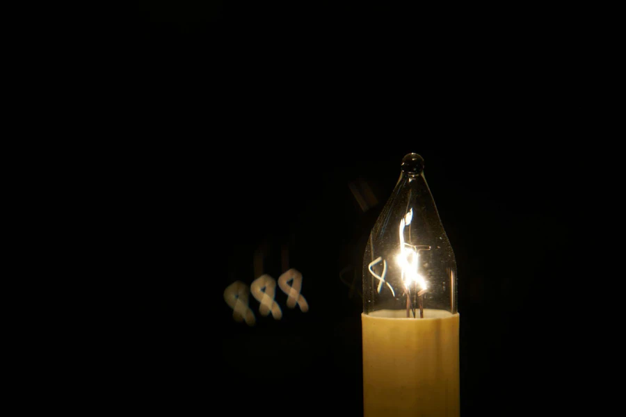 Uma vela eletrônica decorativa contra um fundo preto