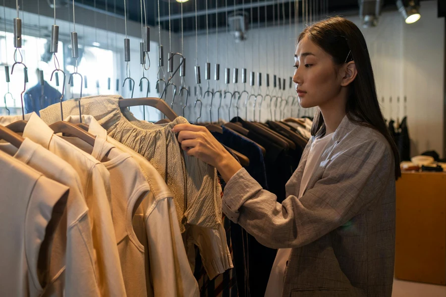 Eine Frau beim Kleiderkauf